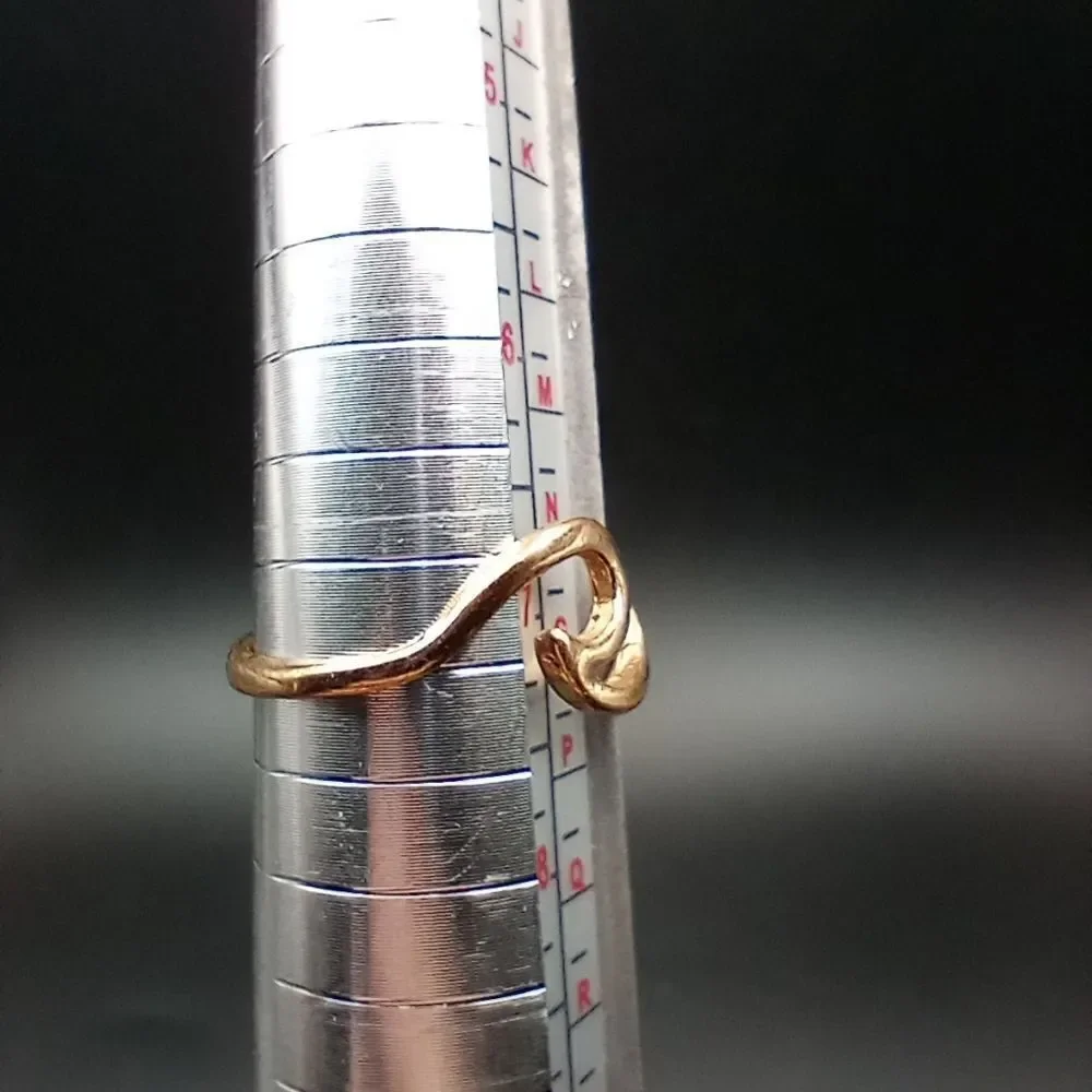 Swan in gold tone swirl ring size 7 R241